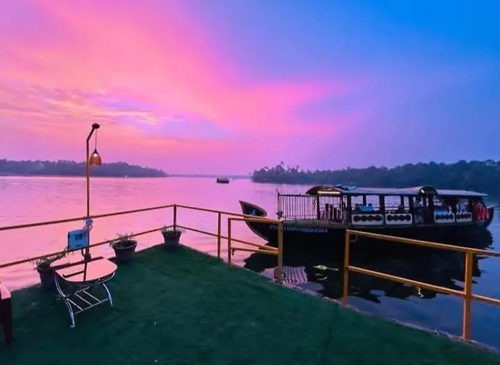 Lavilla Lake Resort And Restaurant Kollam Panzió