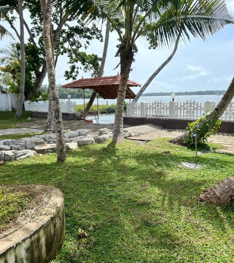 Panzió Lavilla Lake Resort And Restaurant Kollam